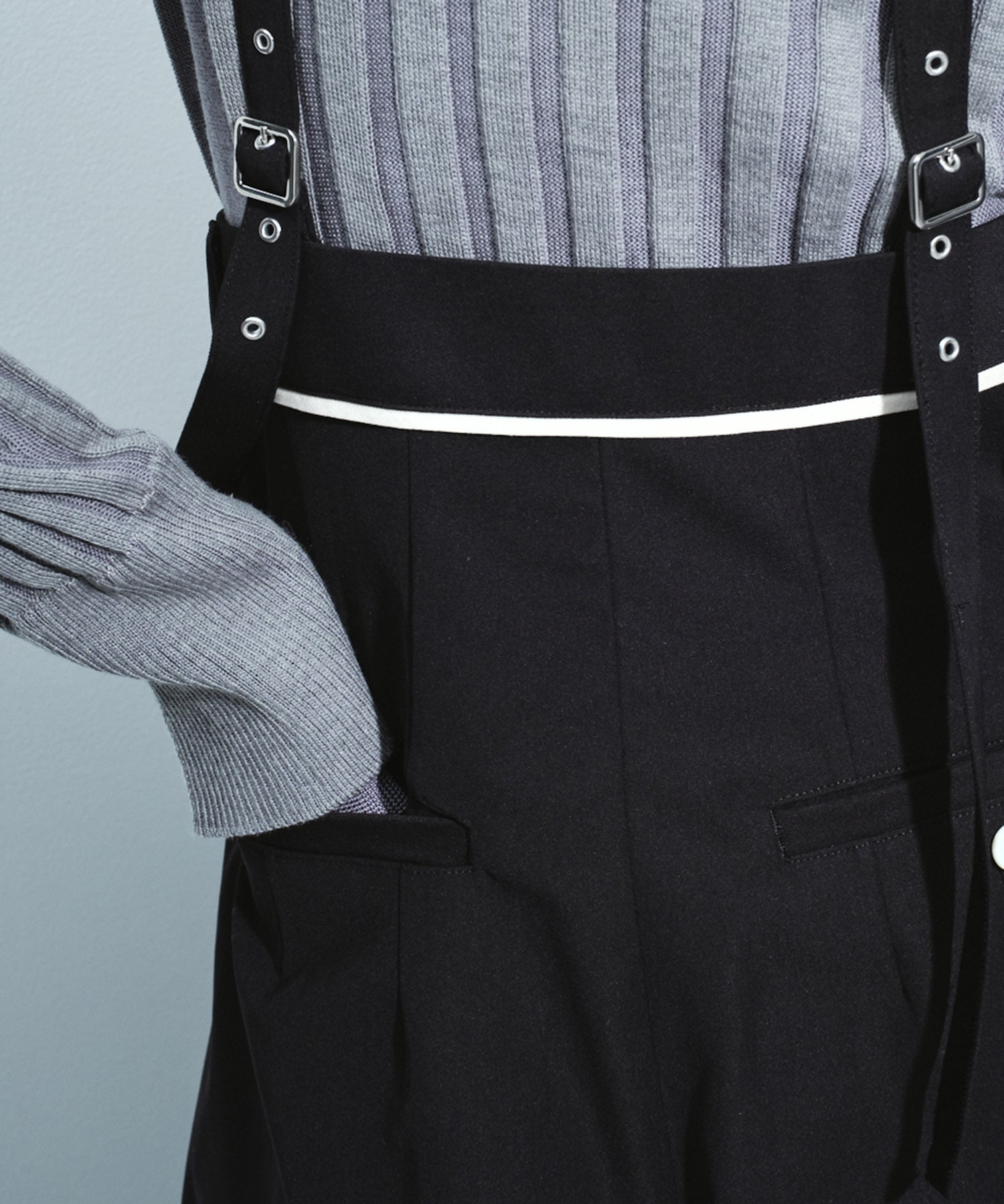 サスペンダーラップコクーンパンツ