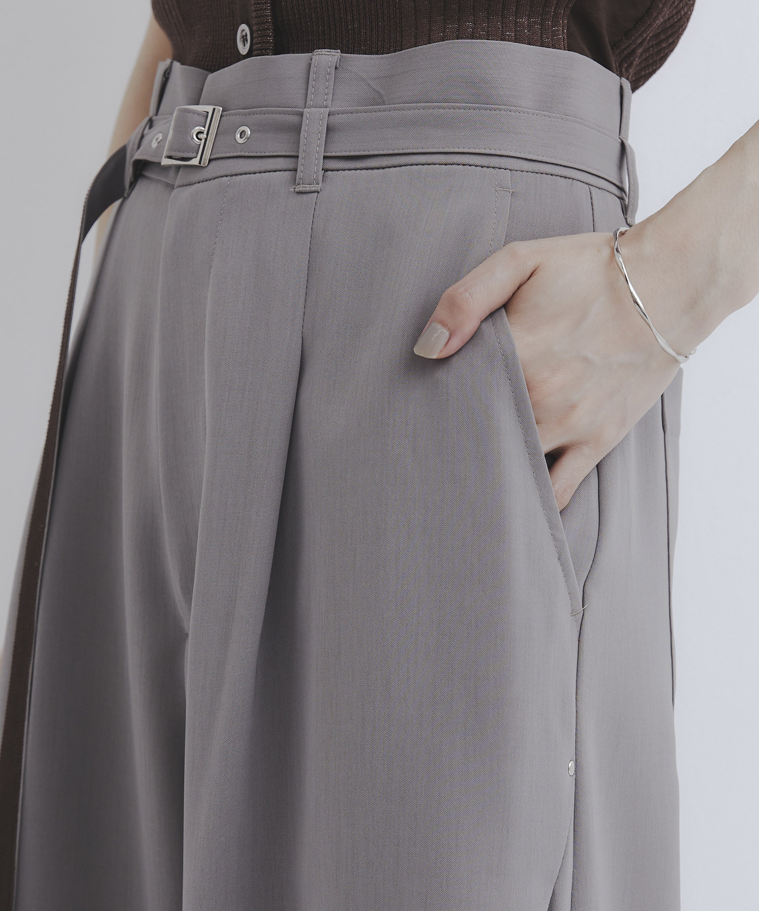 ニーカットドレープバレルパンツ
