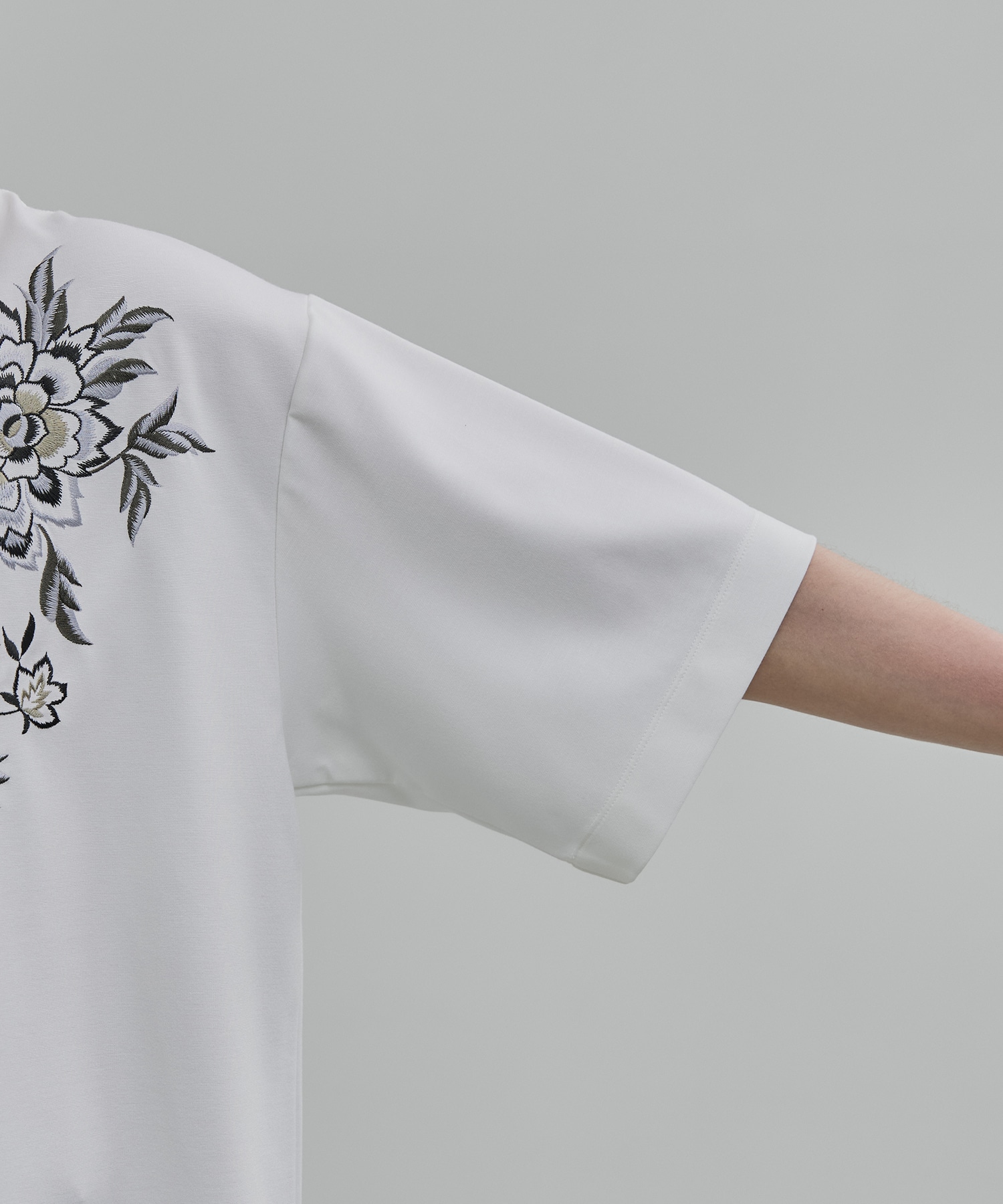〈新発売〉フラワーエンブロイダリーTee