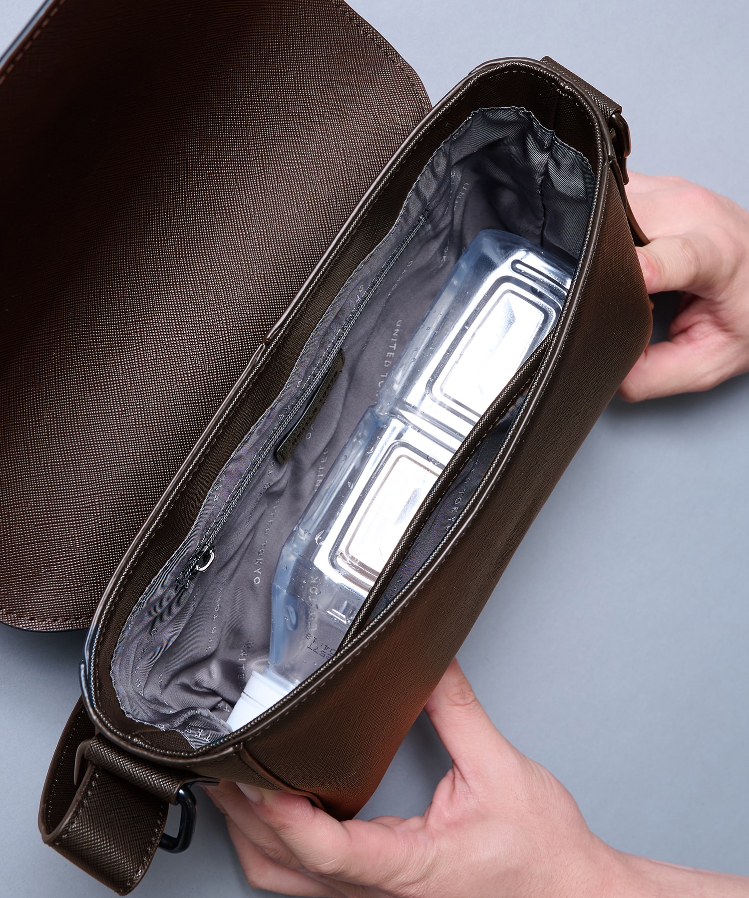 〈新色｜限定11着〉Saffiano Leather Shoulder Bag