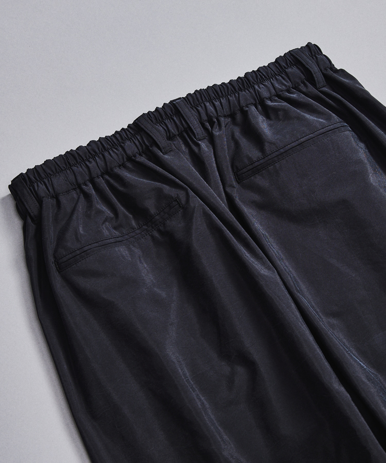 〈数量限定｜サイズ2：残り1点〉SILK NYLON EASY PANTS