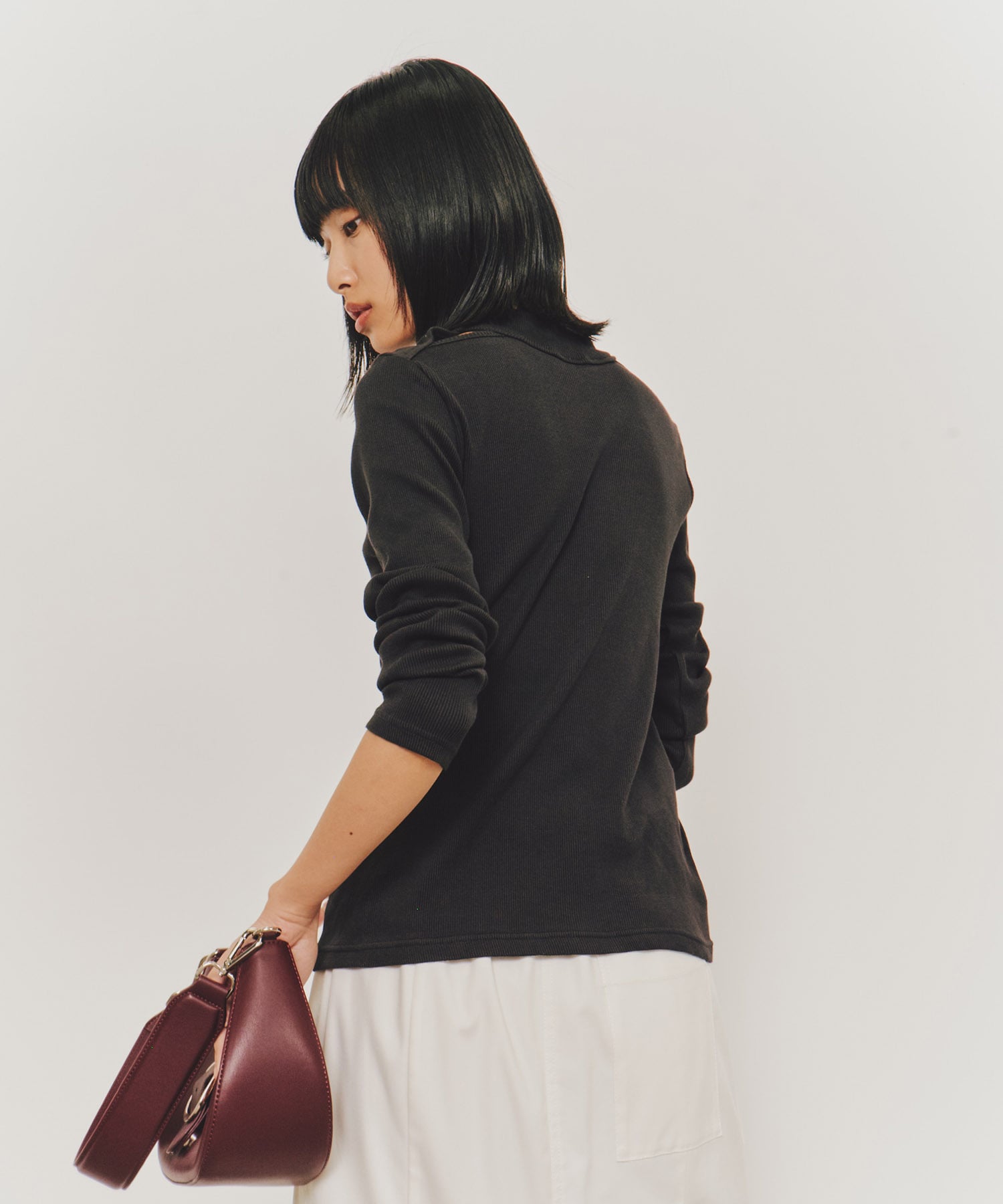 〈残りわずか〉ソフトタッチスリットネックトップス