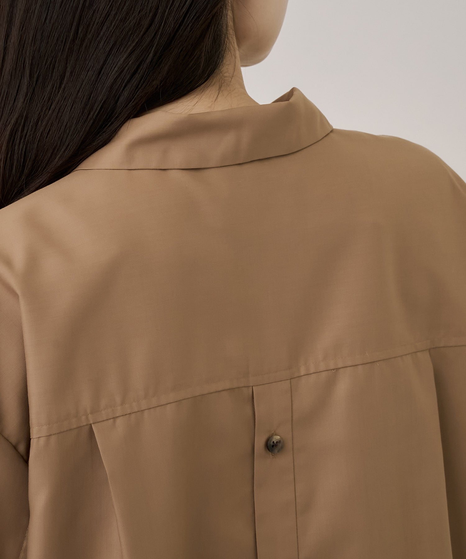 スタンドカラーバックボタンシャツ