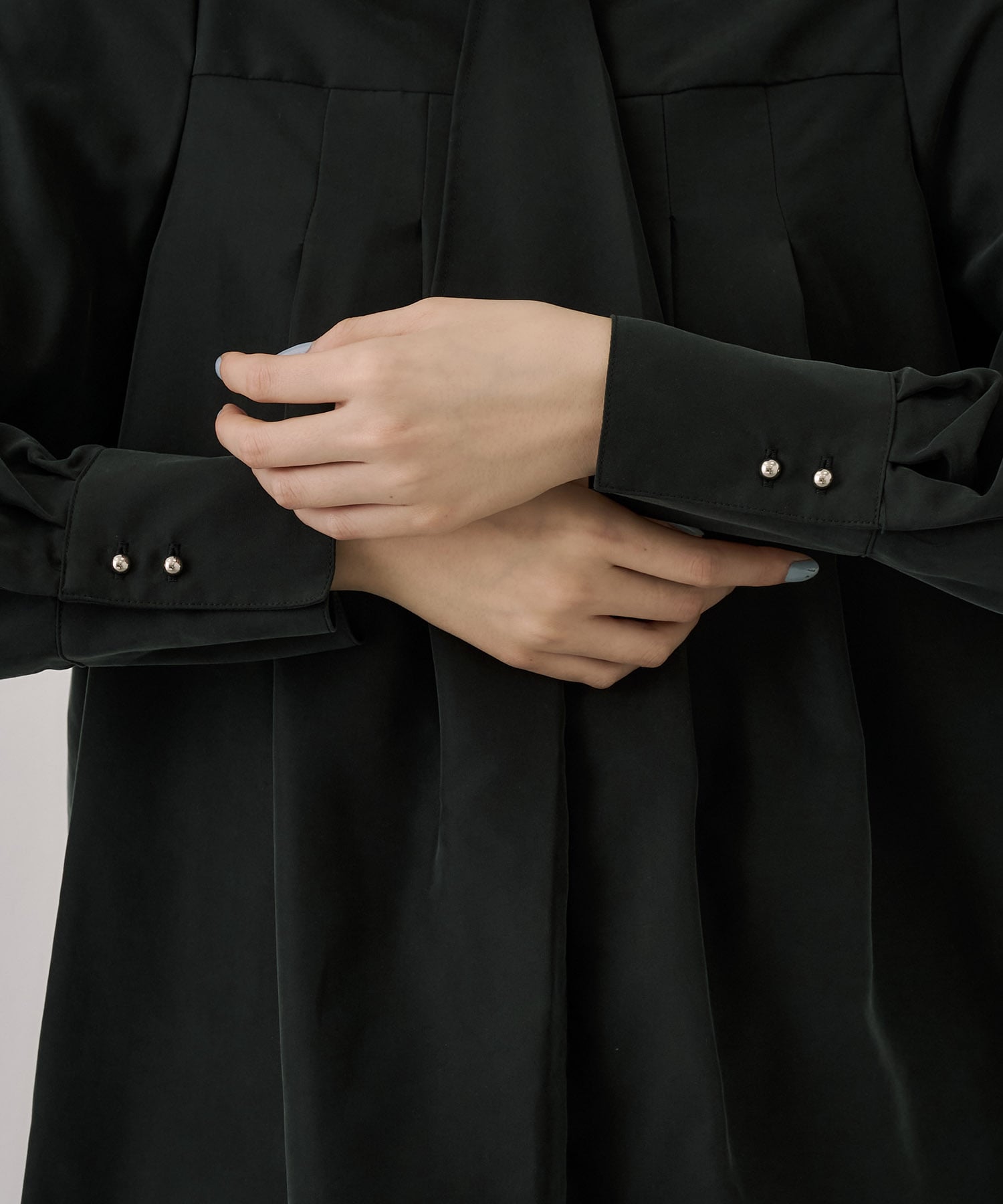 〈残りわずか〉フロントタイタックブラウス