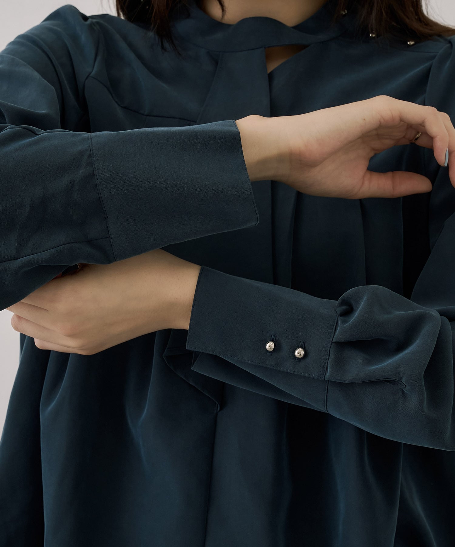 〈残りわずか〉フロントタイタックブラウス