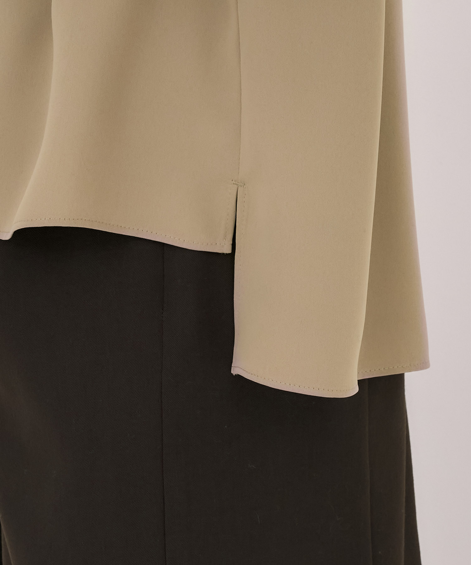 タイボタンメルトタッチブラウス