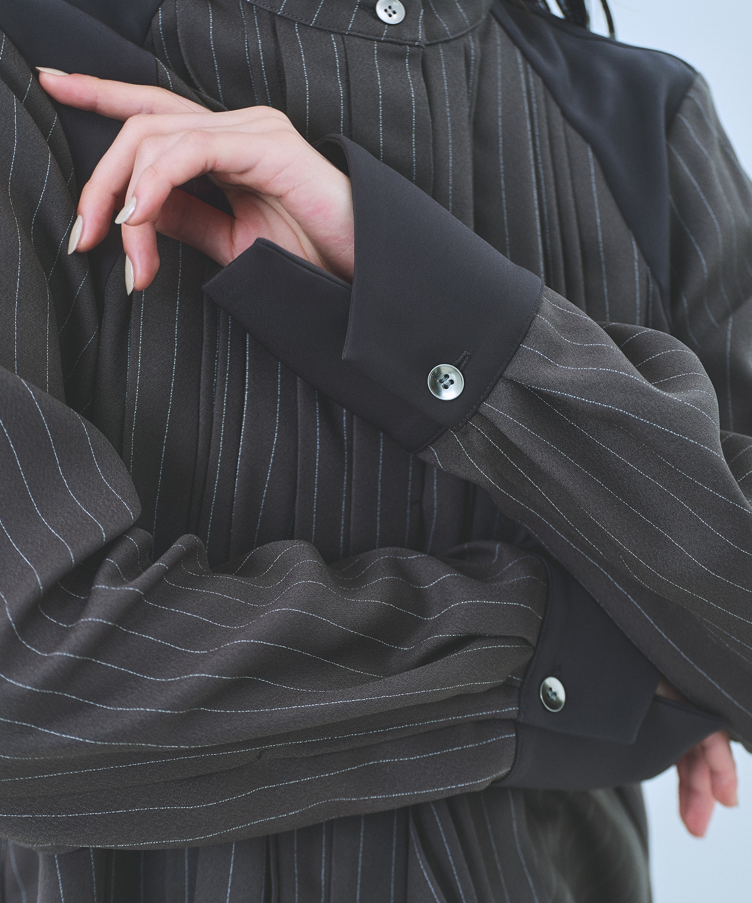 【WEB限定カラー】ピンタックバイカラーブラウス