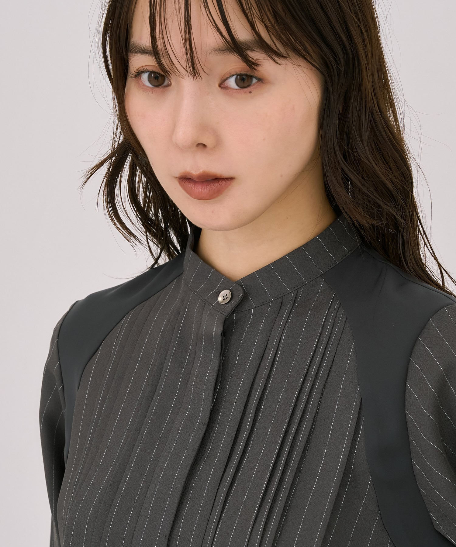 【WEB限定カラー】ピンタックバイカラーブラウス