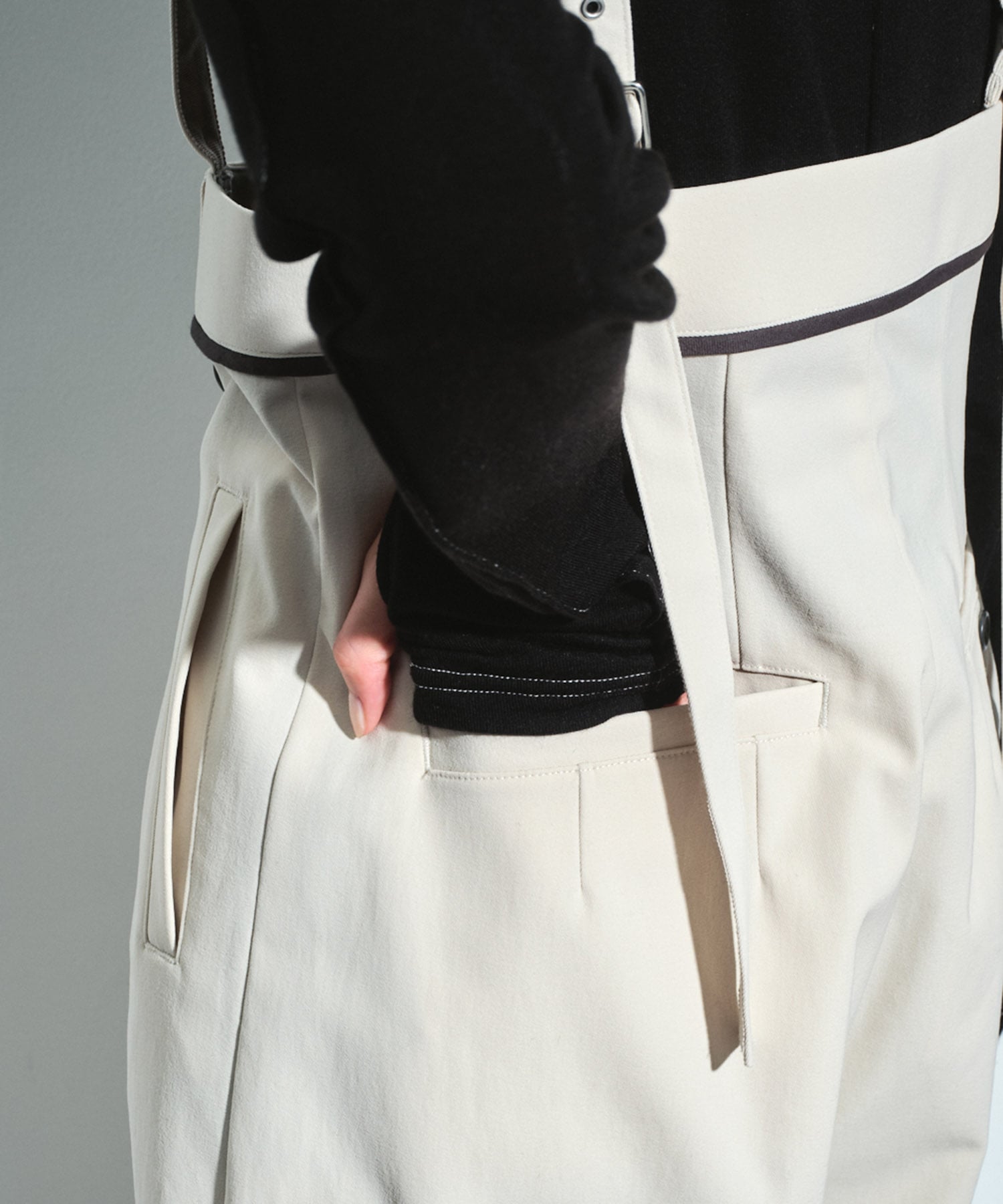 サスペンダーラップコクーンパンツ