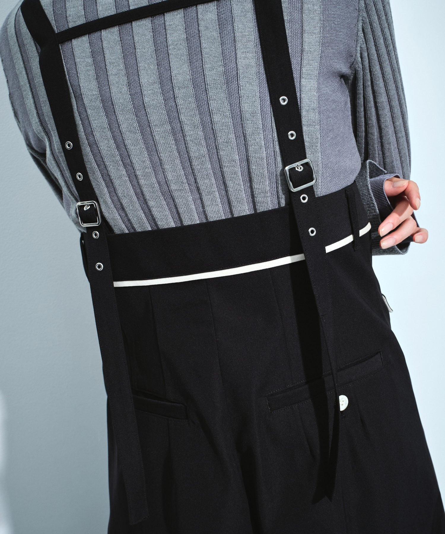 サスペンダーラップコクーンパンツ