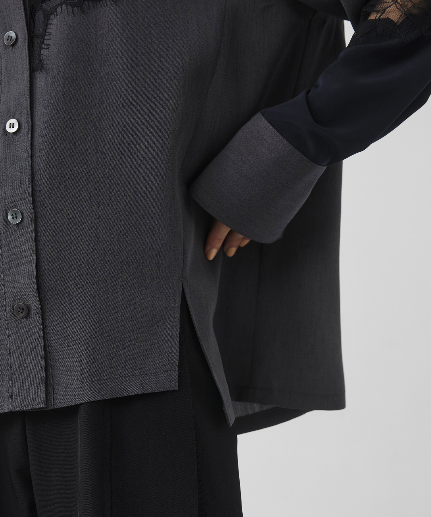 トーンカラーレースシャツ