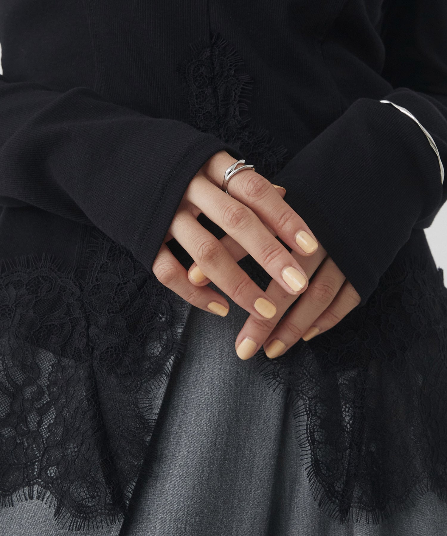 レースヘムスリットカットプルオーバー