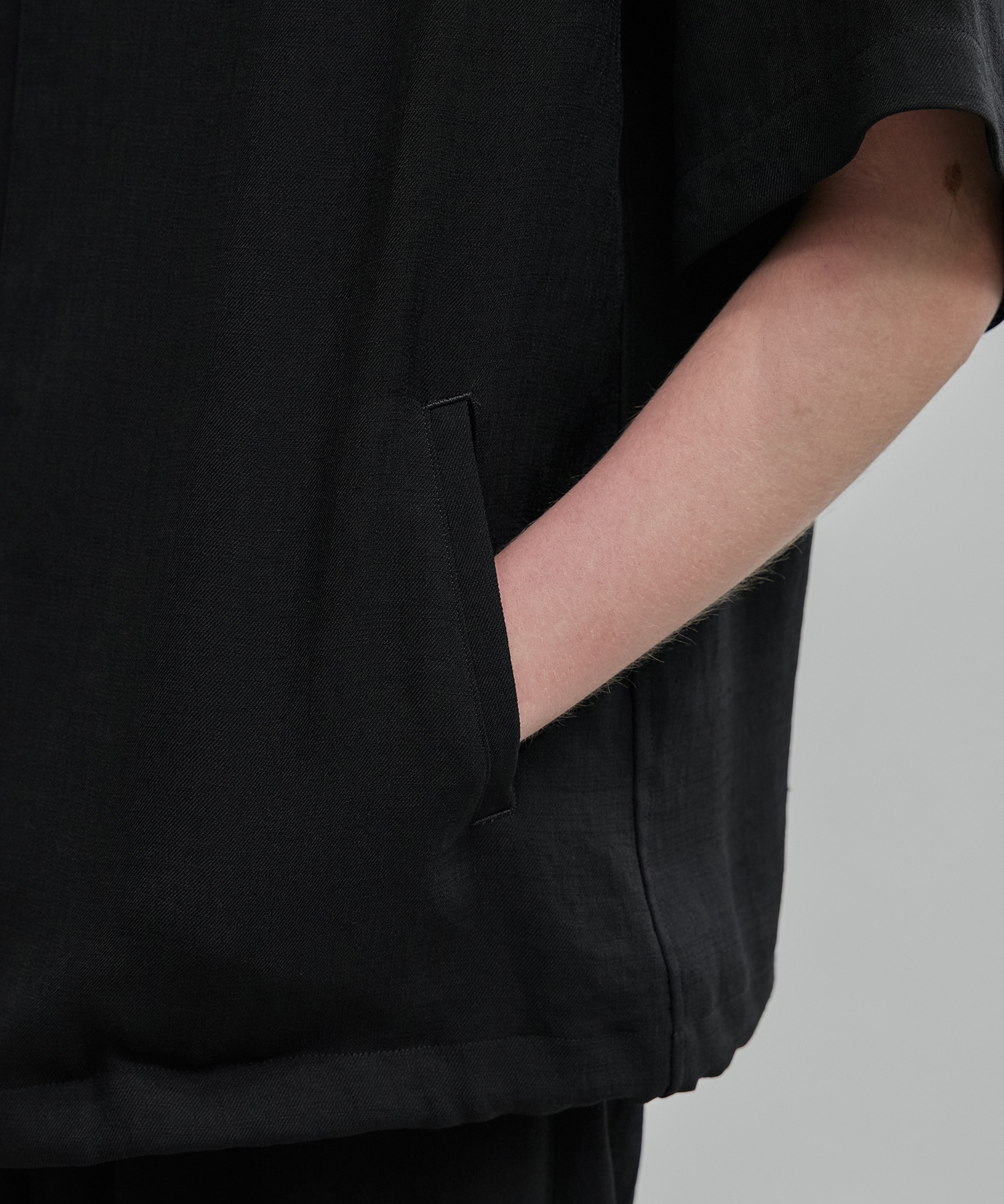 〈新発売〉MODERN SILK LINEN ショートスリーブブルゾン