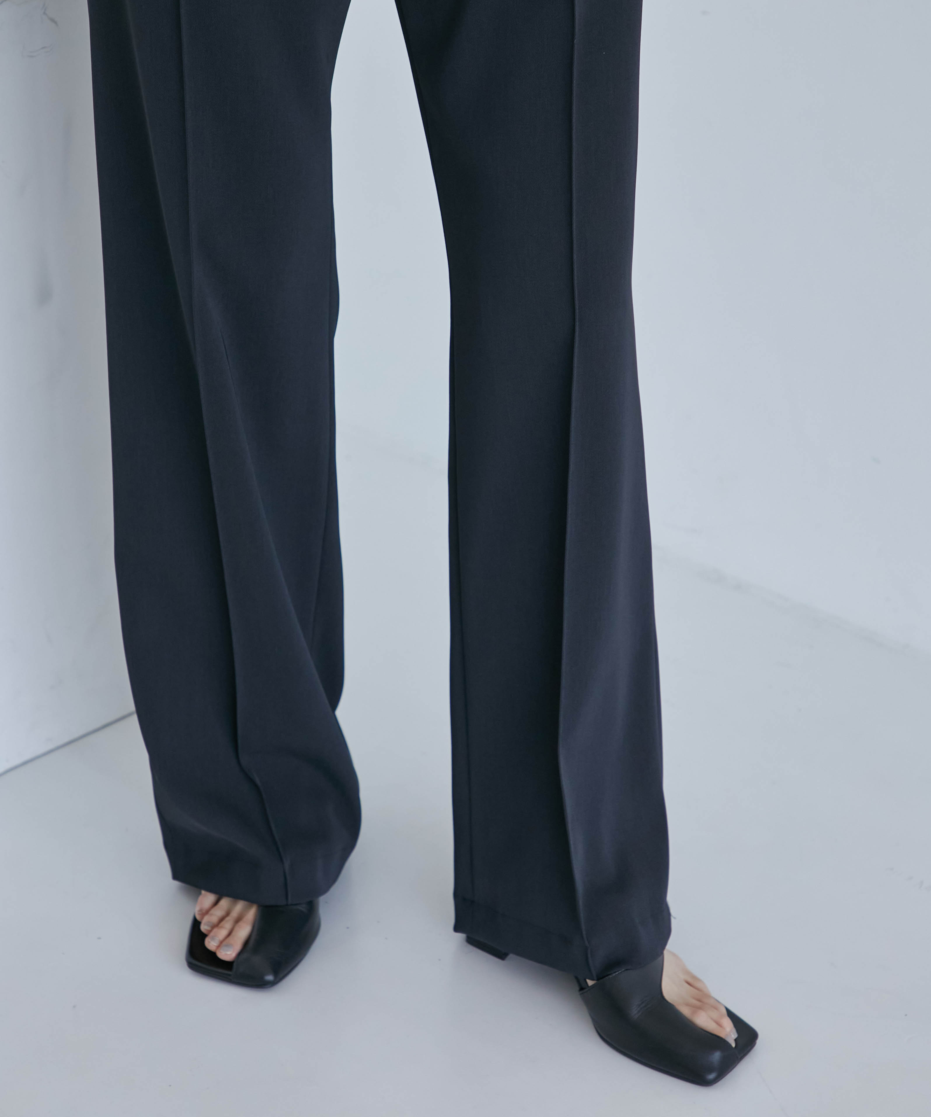ビサイドタックストレートパンツ