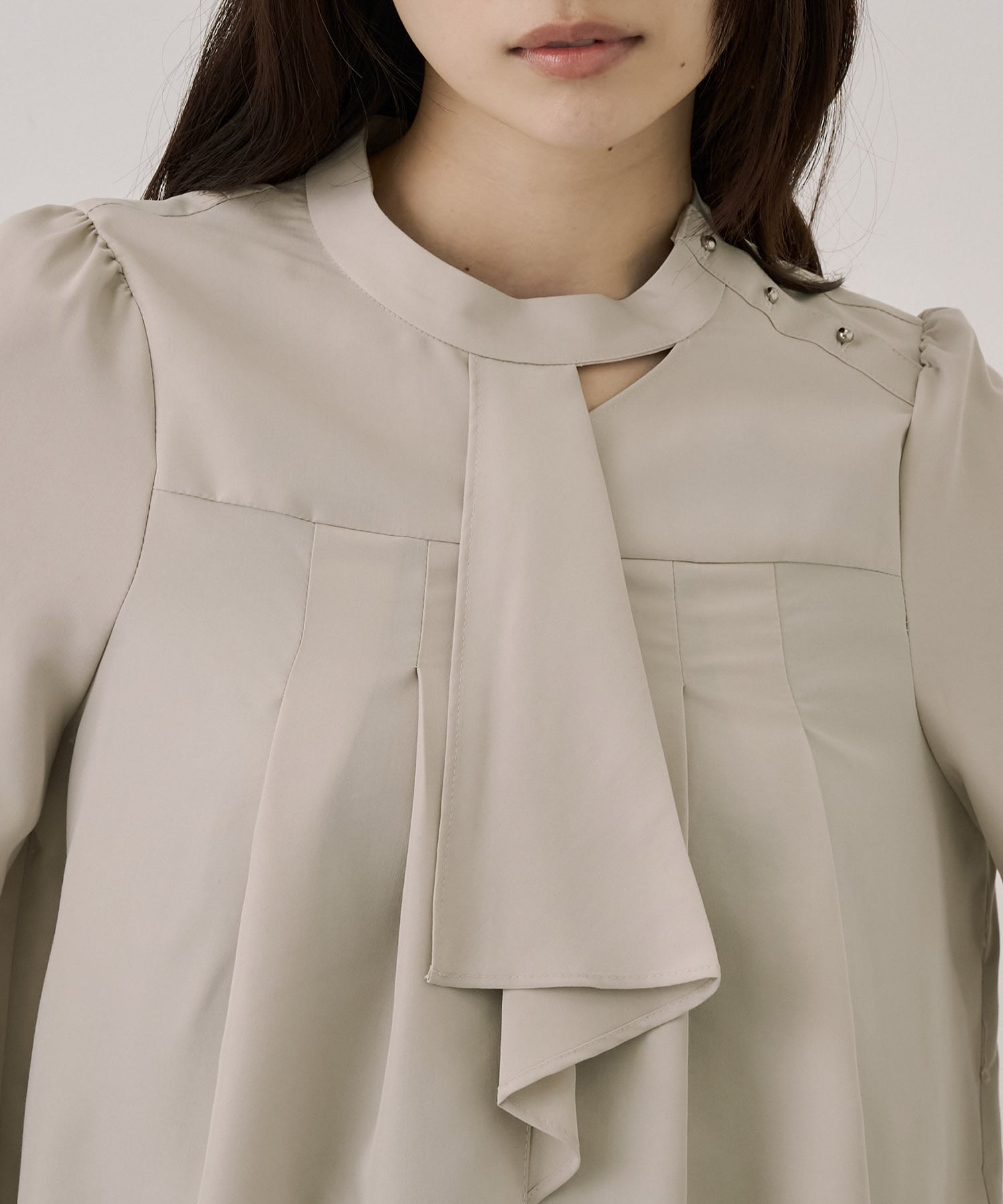 フロントタイタックブラウス