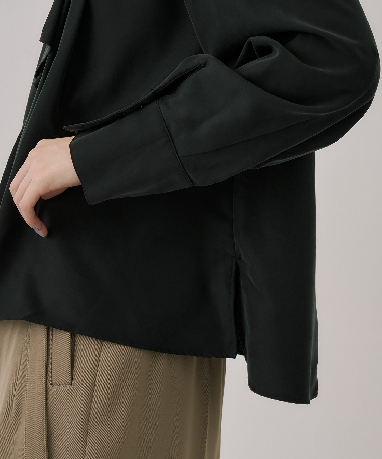 〈残りわずか〉フロントタイタックブラウス