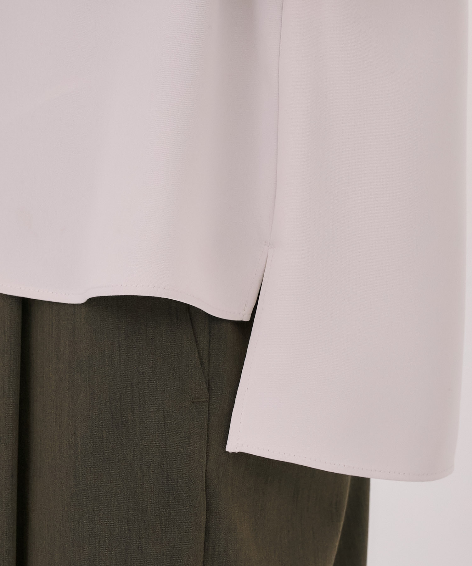 タイボタンメルトタッチブラウス