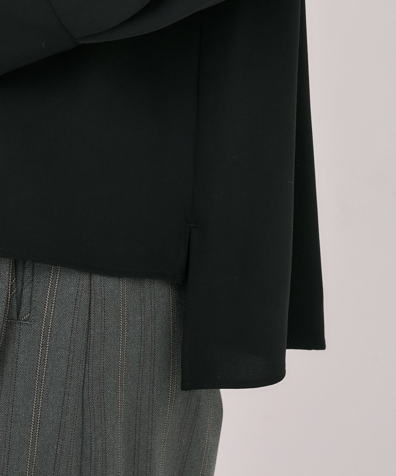 タイボタンメルトタッチブラウス