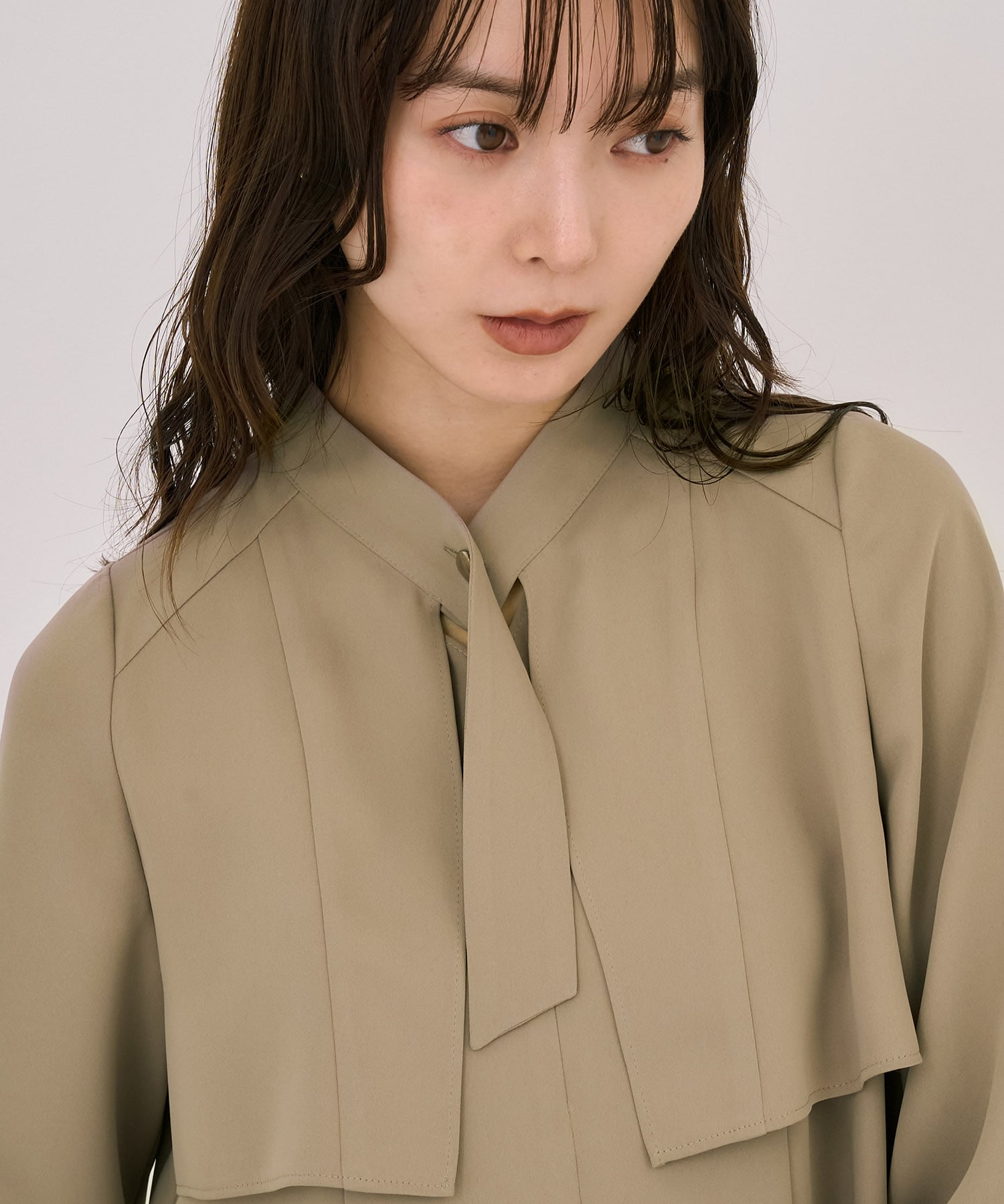 タイボタンメルトタッチブラウス