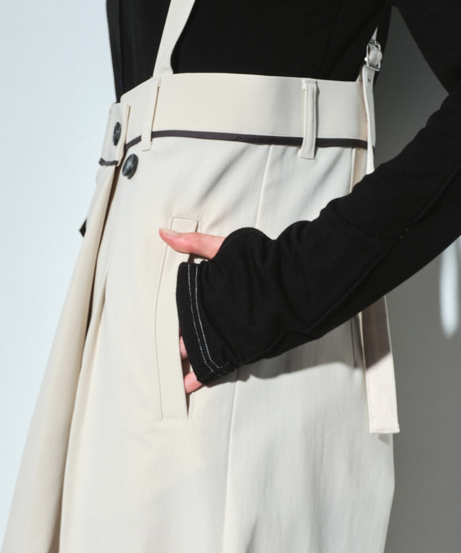サスペンダーラップコクーンパンツ