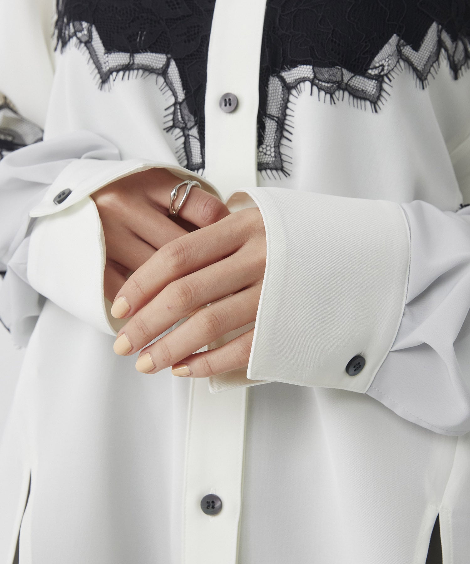 トーンカラーレースシャツ