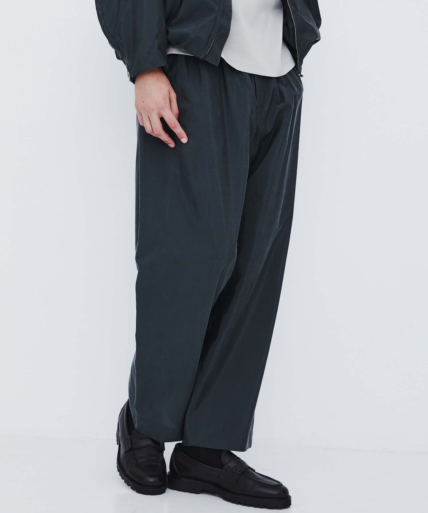 〈数量限定｜サイズ2：残り1点〉SILK NYLON EASY PANTS