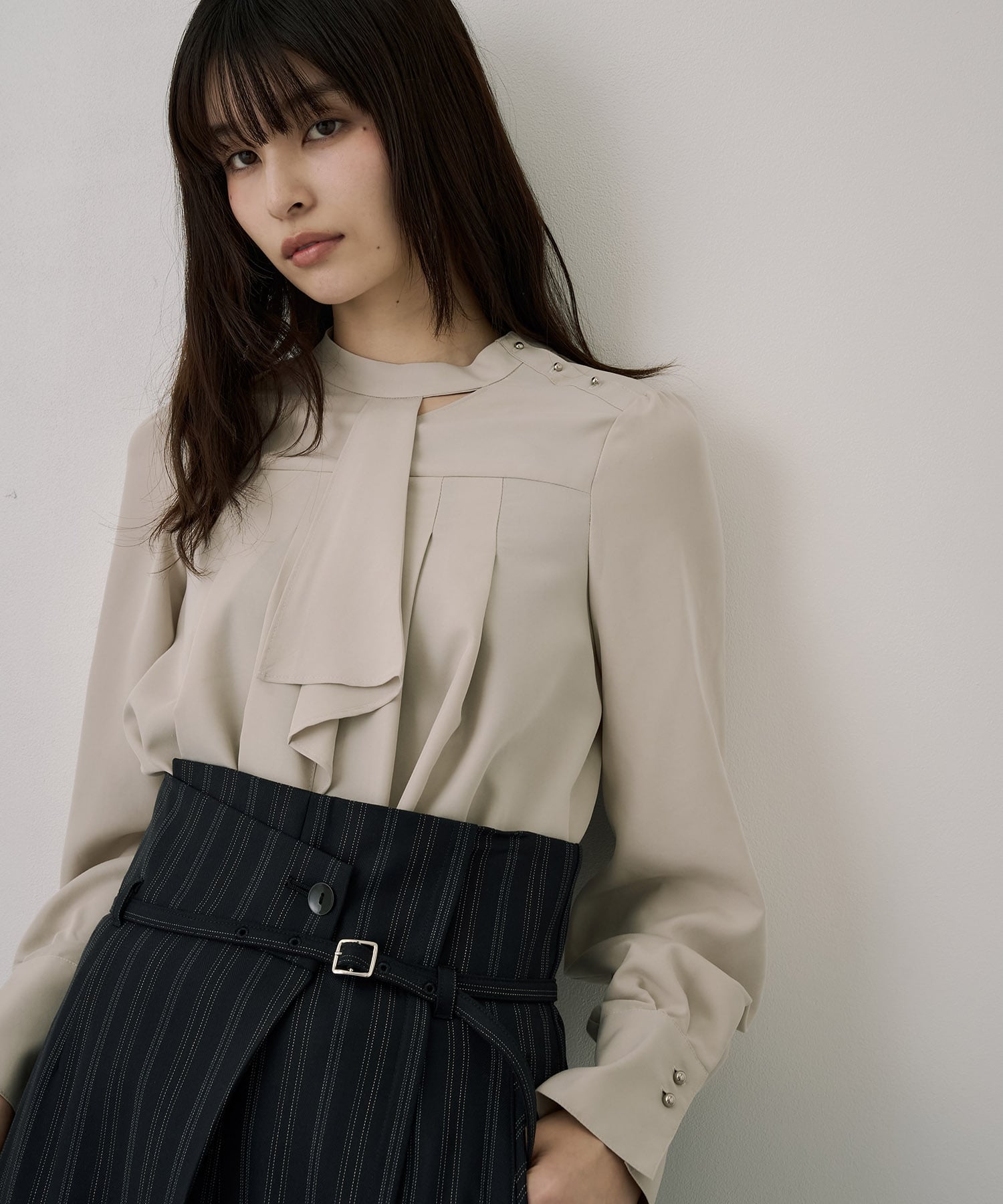 フロントタイタックブラウス