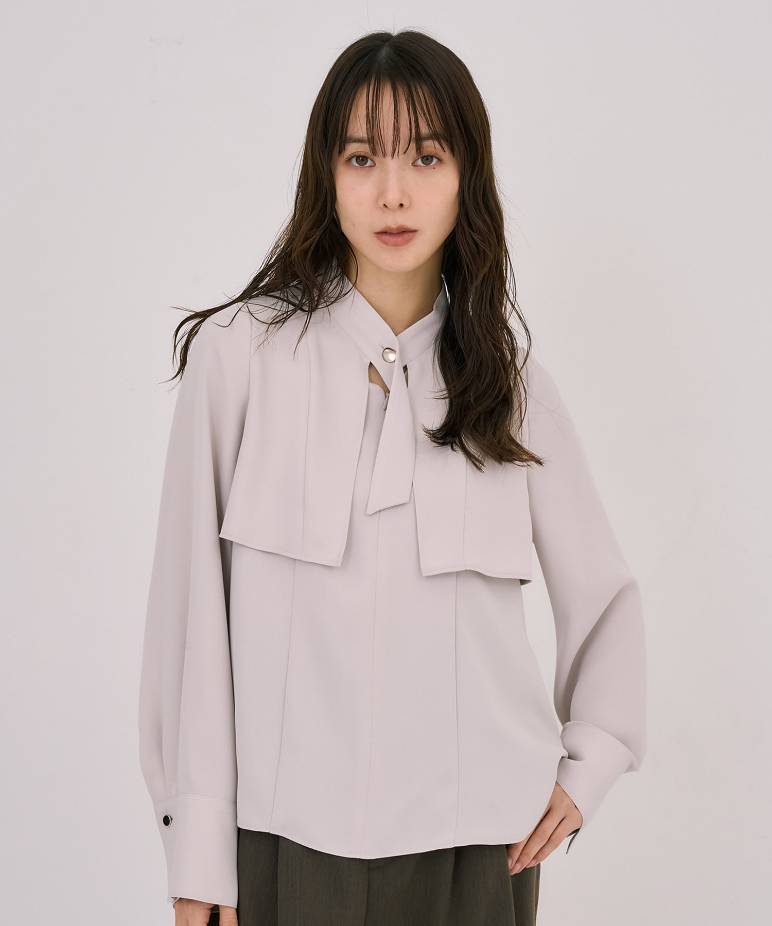 タイボタンメルトタッチブラウス