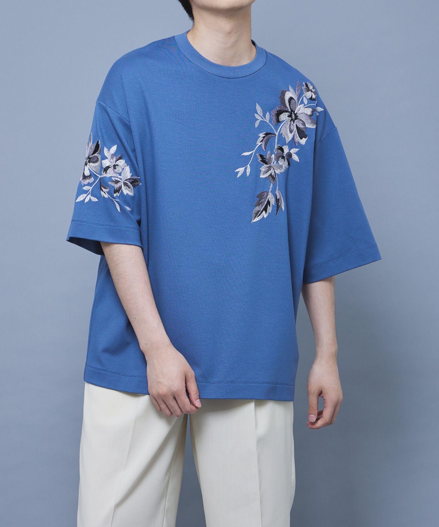 フラワーエンブロイダリーTシャツ