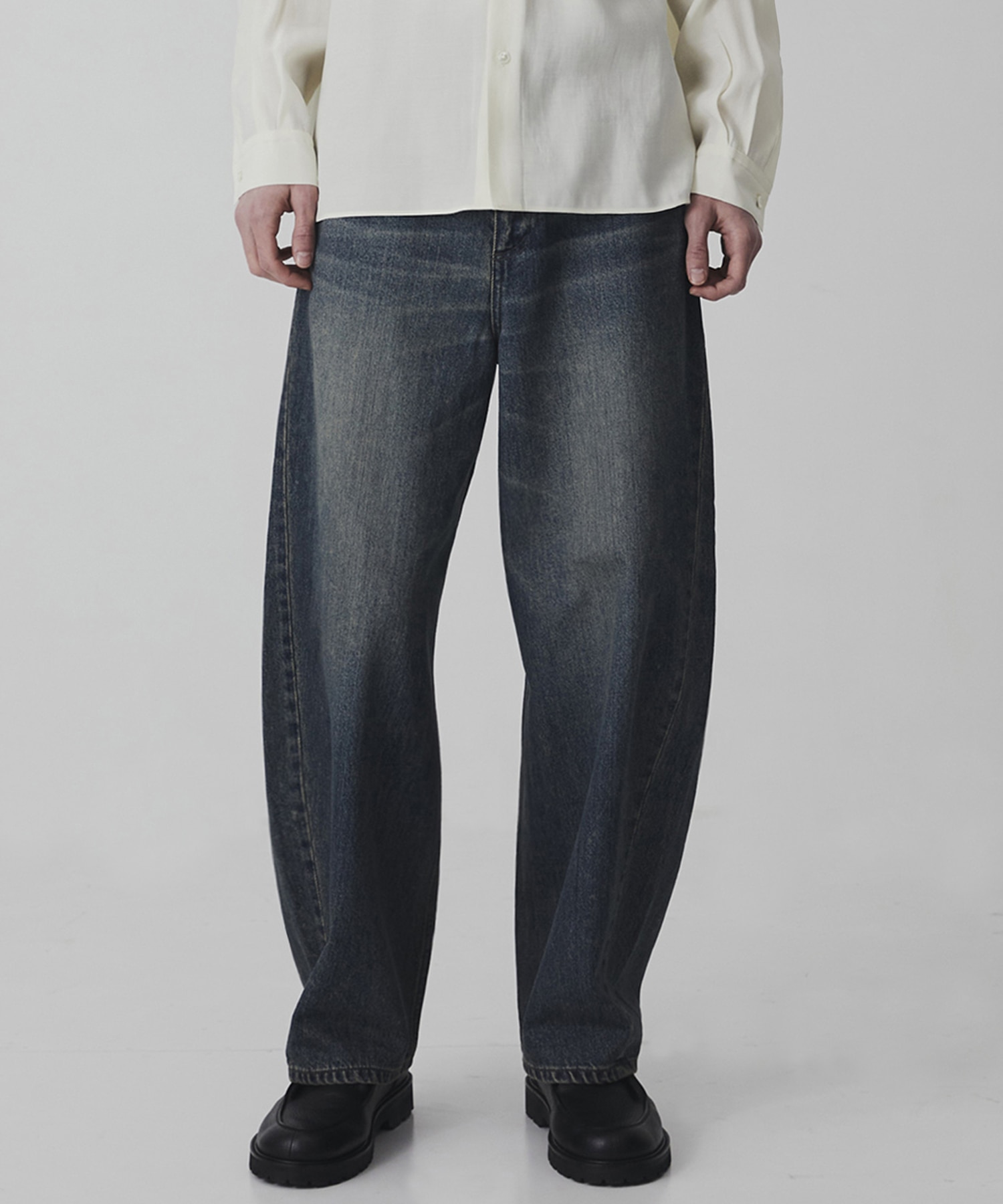 〈サイズ2: 残り1点〉オーバーダイ バレルデニムパンツ