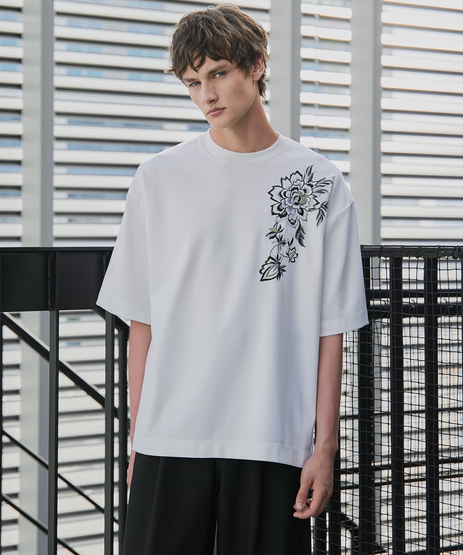 〈新発売〉フラワーエンブロイダリーTee