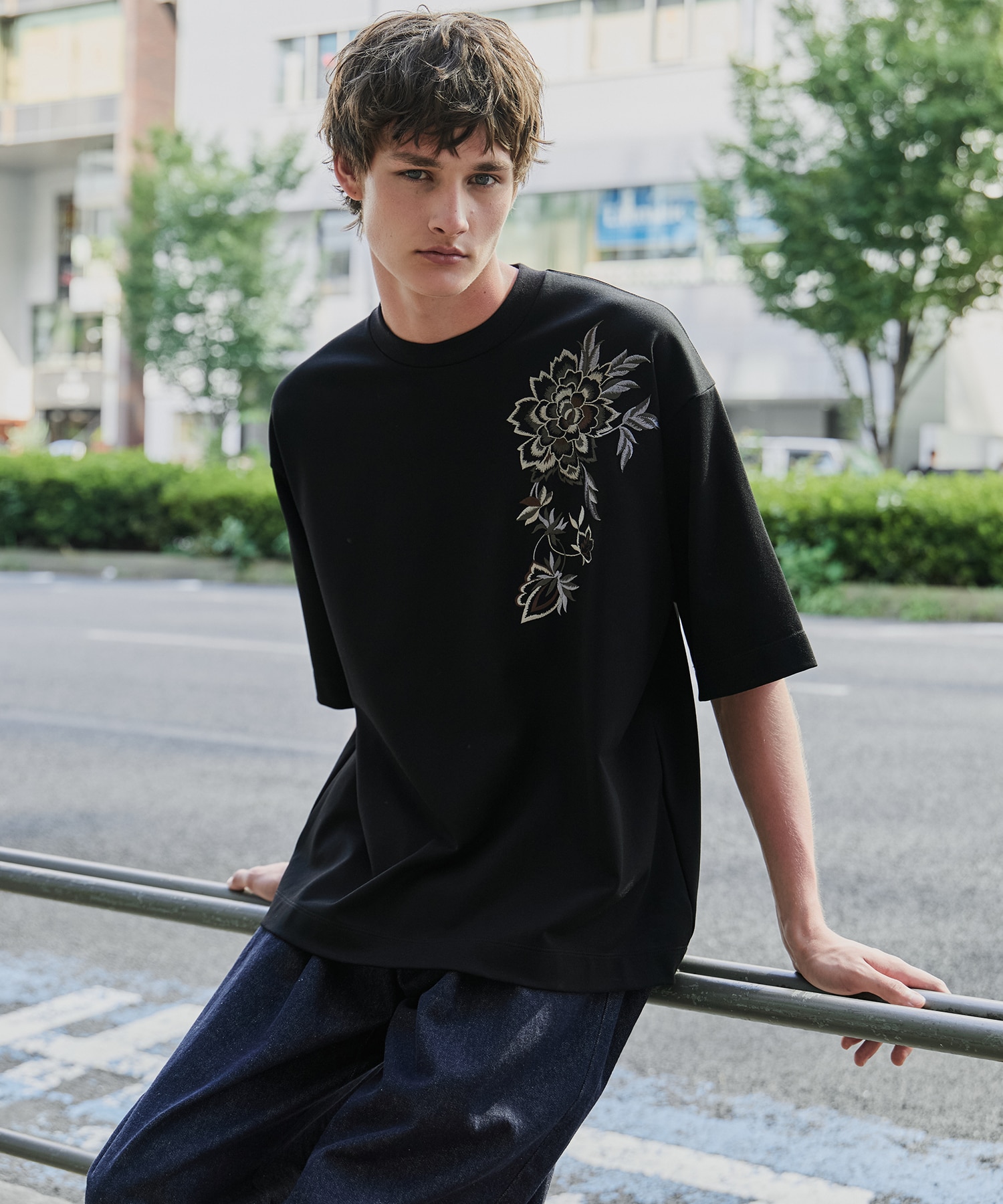 〈新発売〉フラワーエンブロイダリーTee