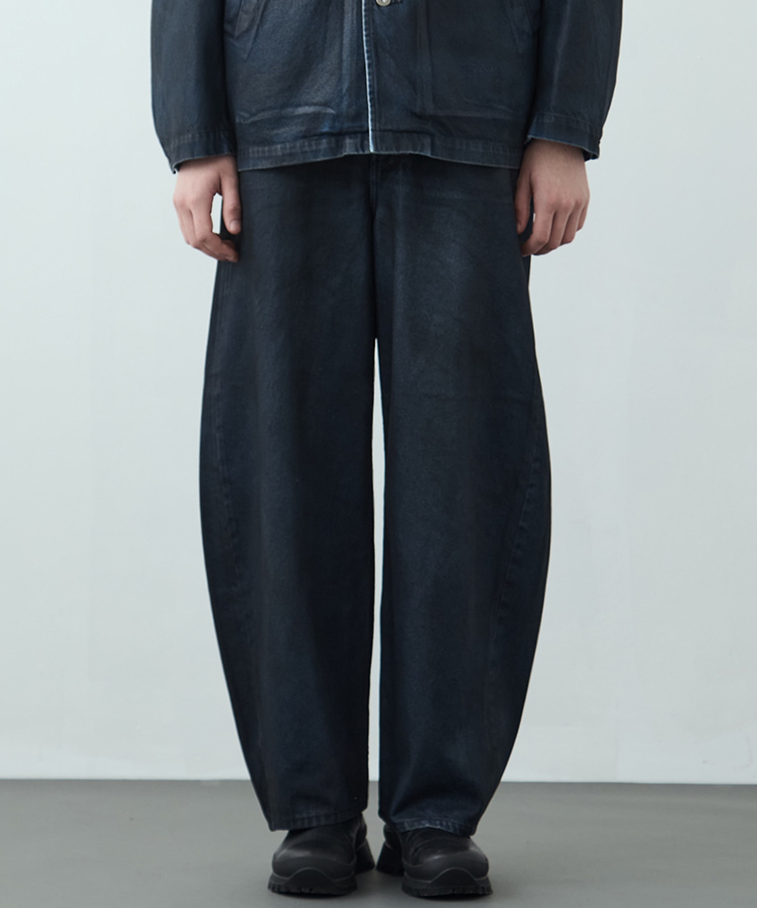 コーティングデニムバレルパンツ