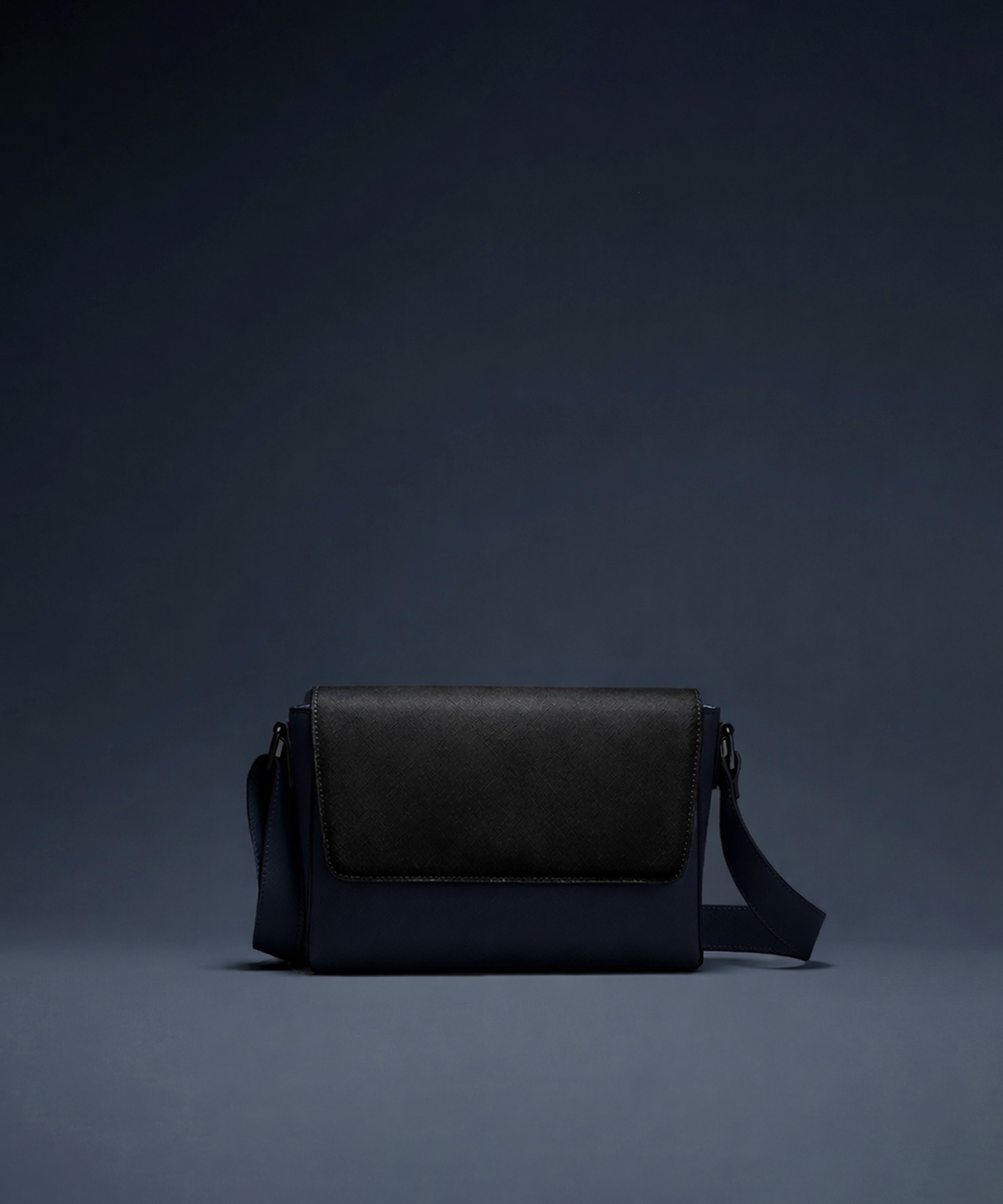 〈WEB限定〉Saffiano Leather Shoulder Bag