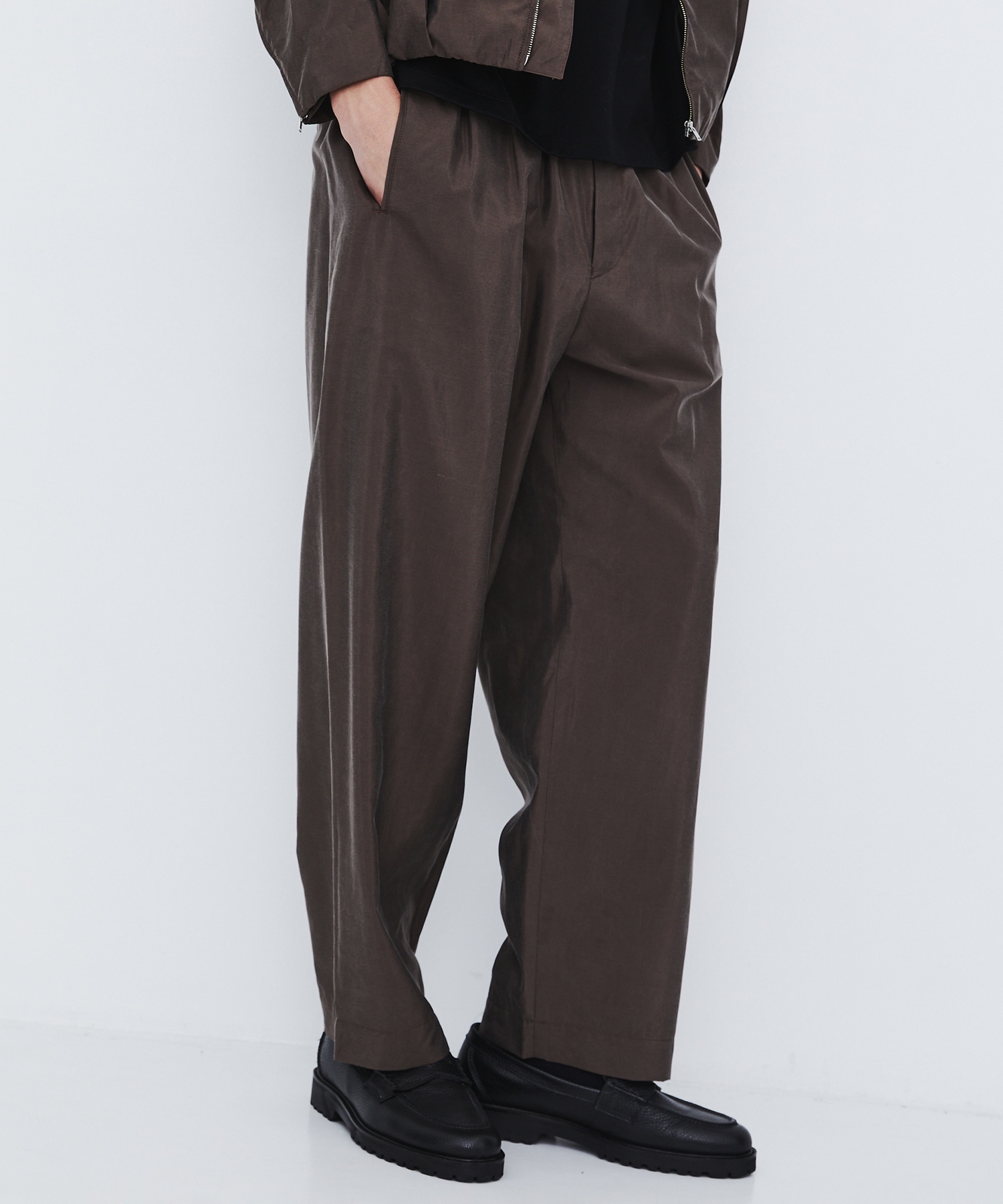〈数量限定｜サイズ2：残り1点〉SILK NYLON EASY PANTS