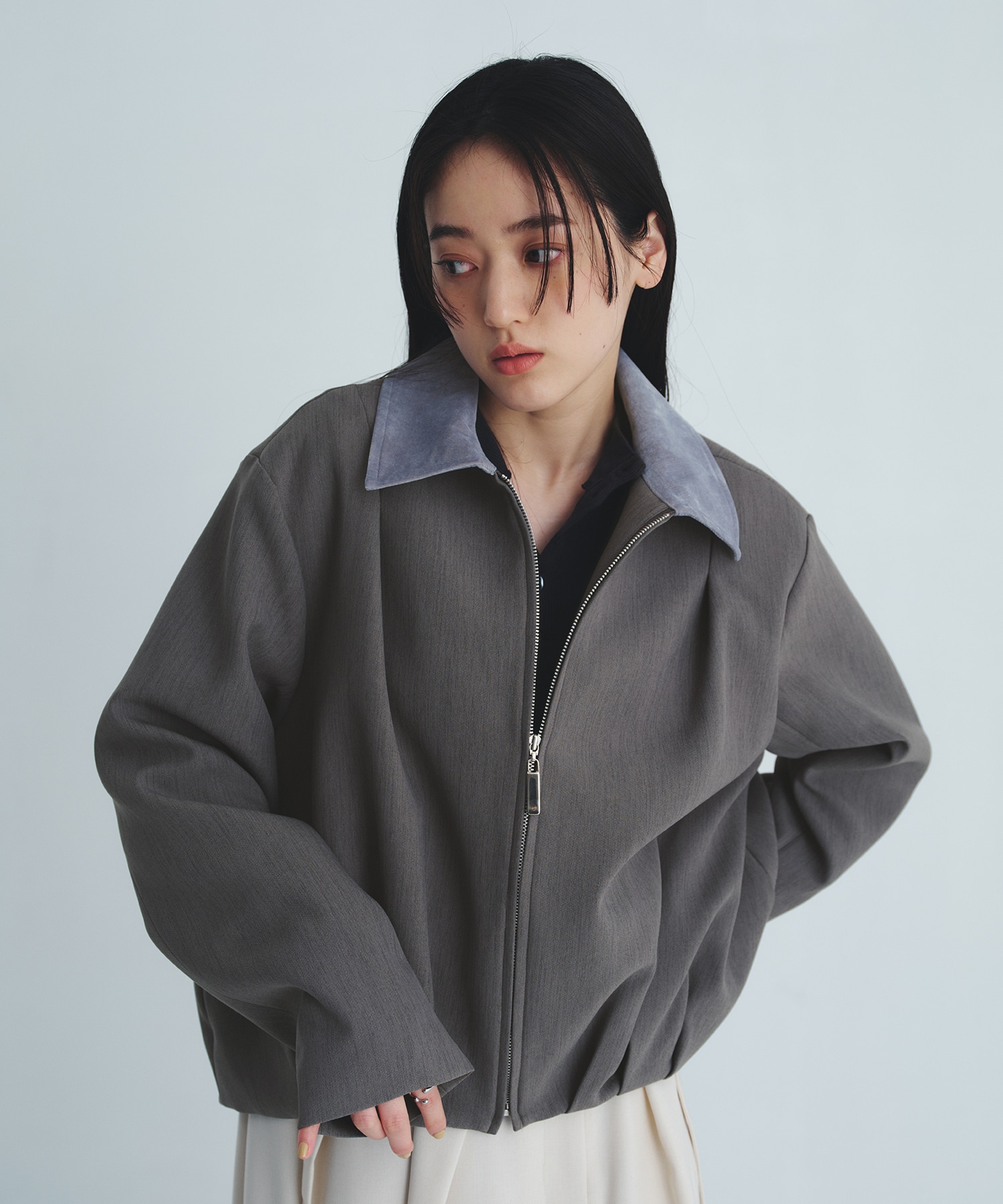 〈即完売につき予約25点追加〉【WEB限定カラー】バックベルトタックブルゾン