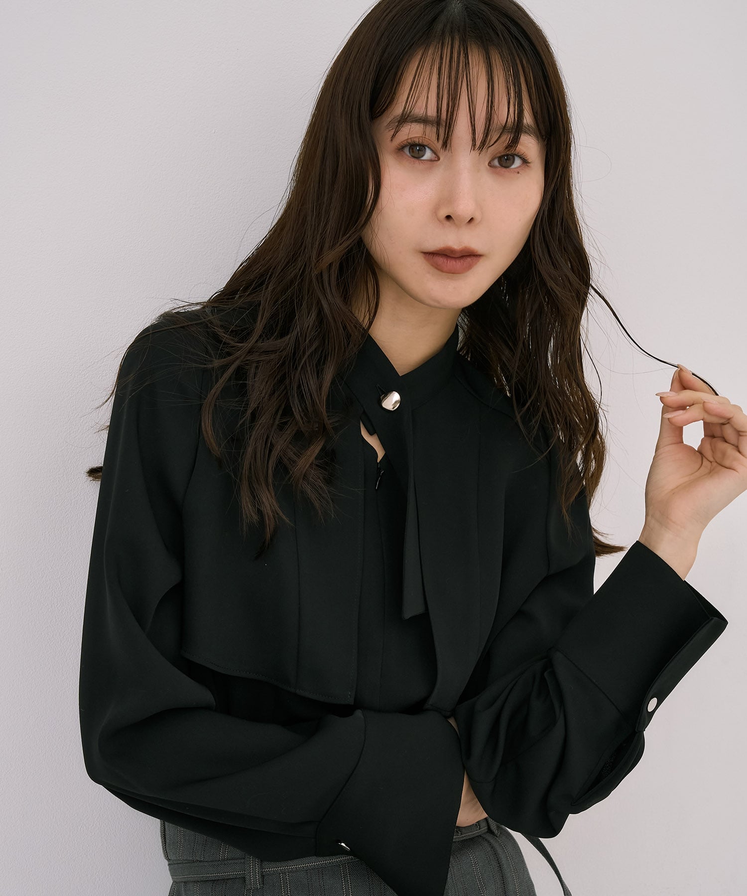 タイボタンメルトタッチブラウス