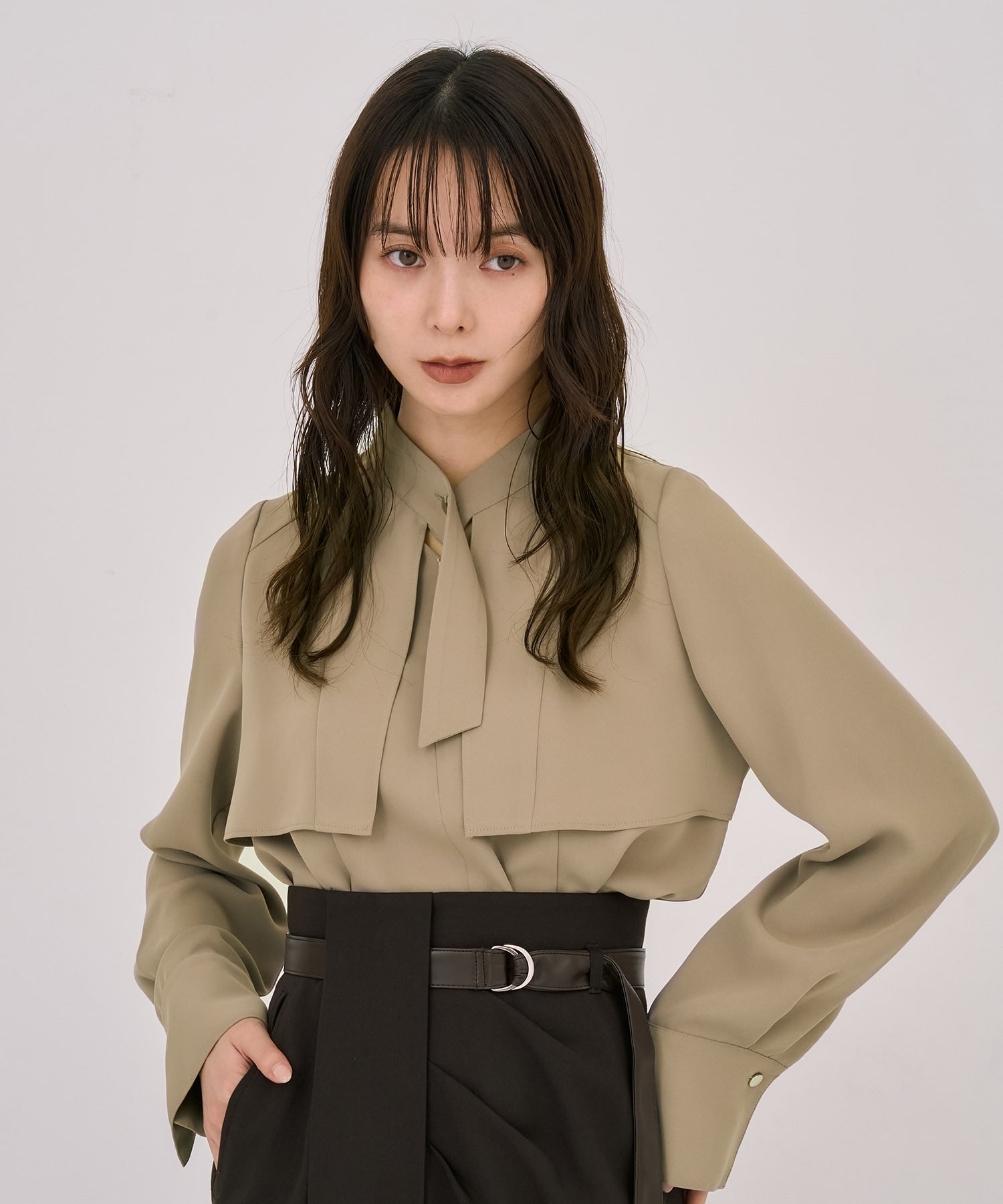 タイボタンメルトタッチブラウス