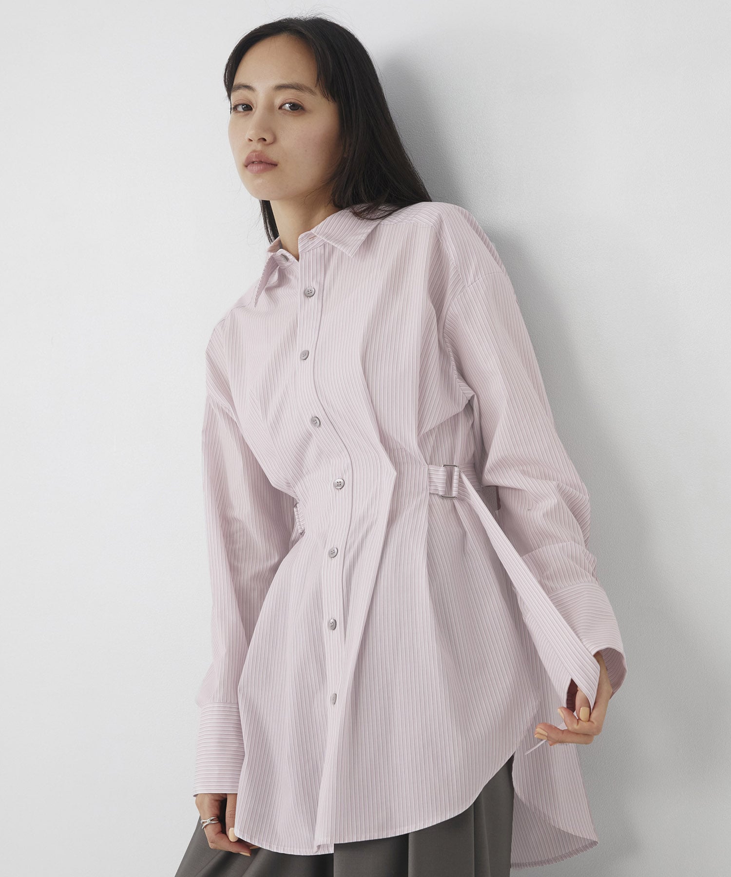 〈残りわずか〉【限定30点｜WEB限定カラー】タックゴムシェイプベルトシャツ